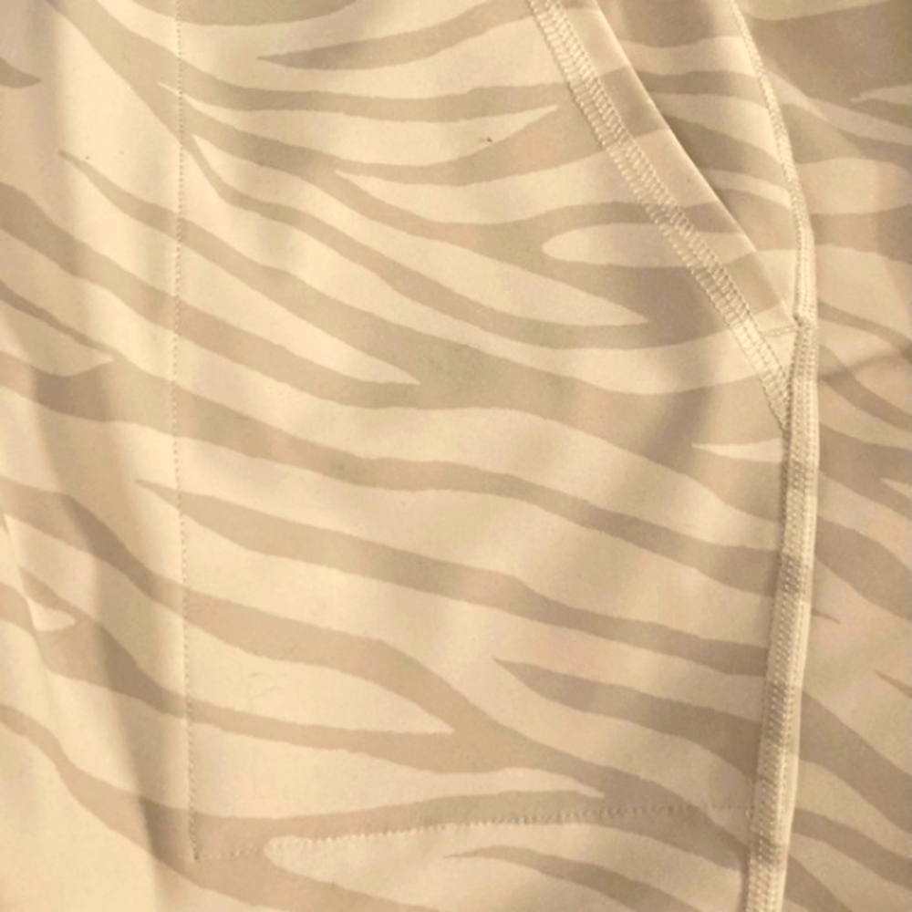 NWOT Old Navy Powersoft Active Leggings pale gray & white - Small - Picture 2 of 4